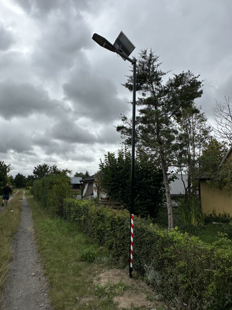 Słup 4m ze stajakiem na lampe solarna + fundament + montaż 