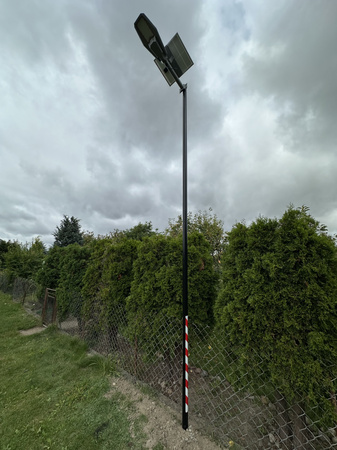 Słup 4m ze stajakiem na lampe solarna + fundament + montaż 