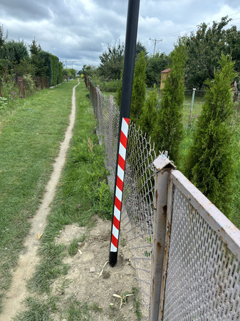 Słup 4m ze stajakiem na lampe solarna + fundament + montaż 