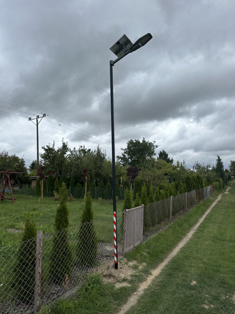 Słup 4m ze stajakiem na lampe solarna + fundament + montaż 
