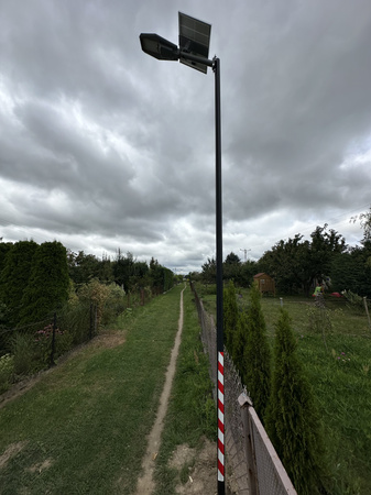 Słup 4m ze stajakiem na lampe solarna + fundament + montaż 