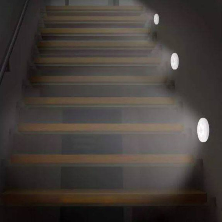 Lampka LED z czujnikiem ruchu na baterie